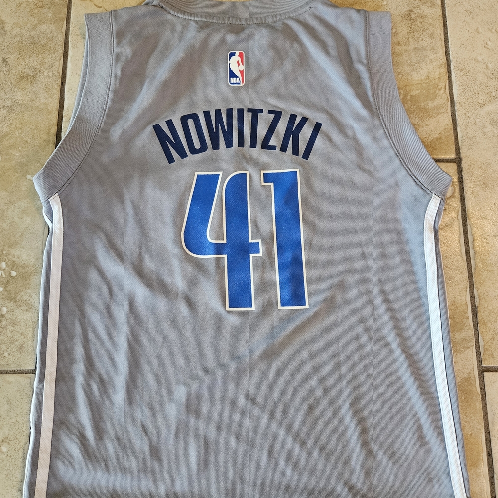 Dallas Maverkicks Dirk Nowitzki Basketball NBA Jersey. Size Youth Medium